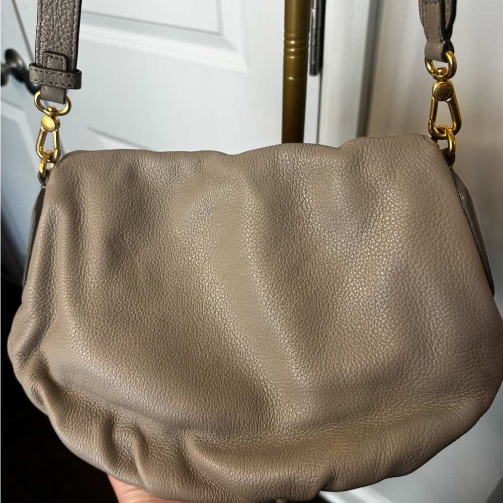 Marc by Marc Jacobs Beige Pebbled Leather Crossbody with Gold Hardware - Picture 4 of 7